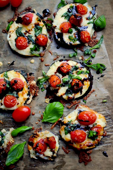 Yammie's Noshery: Mini Eggplant Caprese Pizzas Eggplant Mini Pizza, Eggplant Caprese Stack, Roasted Eggplant Caprese, Eggplant And Mozzarella Recipes, Eggplant Appetizers, Mini Eggplant Recipe, Eggplant Pizza Recipe, Eggplant Caprese, Mini Eggplant