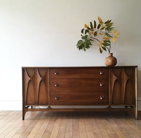 Mid Modern Living Room, Dresser Mid Century Modern, Bedroom Mid Century, Home Wall Colour, Broyhill Brasilia, Furniture Mid Century, Modernist Interior, Wall Unit Designs, Classy Furniture