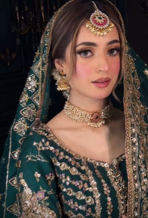 Mehndi Bride Makeup, Desi Bridal Makeup, Pakistani Makeup Looks, Bridal Mehndi Dresses, Mehndi Dresses, Pakistani Bridal Makeup, Pakistani Bridal Jewelry, Bridal Makeup Images, Desi Wedding Dresses