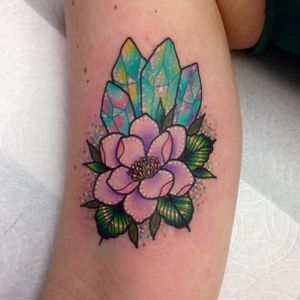 Crystals Tattoo, Crystal Tattoos, Gem Tattoo, Hibiscus Tattoo, Jewel Tattoo, Crystal Tattoo, Plant Tattoo, Tatuaje A Color, Glitter Tattoo