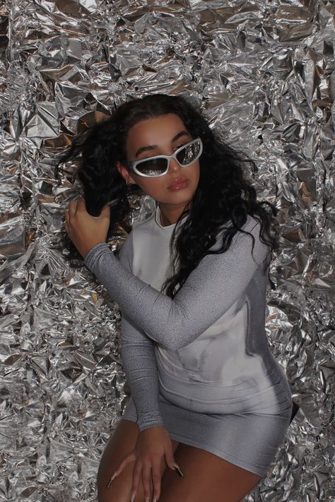 Tinfoil Backdrop, Foil Backdrop Photoshoot, Metallic Background Photoshoot, Foil Photoshoot, Foil Backdrop, Backdrop Photoshoot, Snow Photoshoot, September Fashion, Wet Look