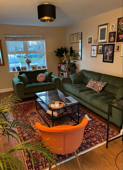 Gallery wall, green sofa, orange rug living room Real People Real Rooms, Green Couch Living Room Apartment, Living Room Green Couch Decor, Orange Green Apartment, Green Sofa Rug Ideas, Cozy Living Rooms With Green Sofa, Orange Rug Green Couch, Homey House Interior Living Room, 70s Inspired Apartment Decor