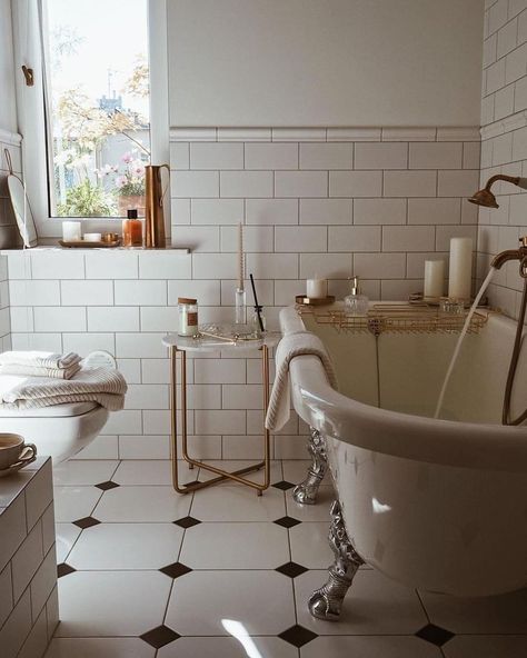 Soaker Tub With Shower, Vintage Decor Bathroom, Soaking Tub Shower Combo, Modern Vintage Bathroom, Vintage Bathroom Decor, Bathroom Upstairs, Vintage Bedroom Decor, Diy Vintage Decor, Scandinavian Bathroom