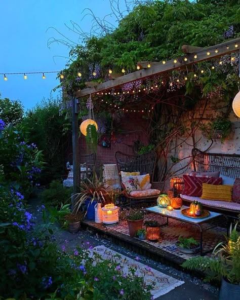 Witchy Bathroom Ideas Bohemian, Turkish Garden Outdoor Spaces, Vintage Backyard Decor, Peaceful Backyard Landscaping, Enchanted Backyard, Hippie Backyard, Outdoor Oasis Patio, Hippie Garden Ideas, Outdoor Gazebo Ideas