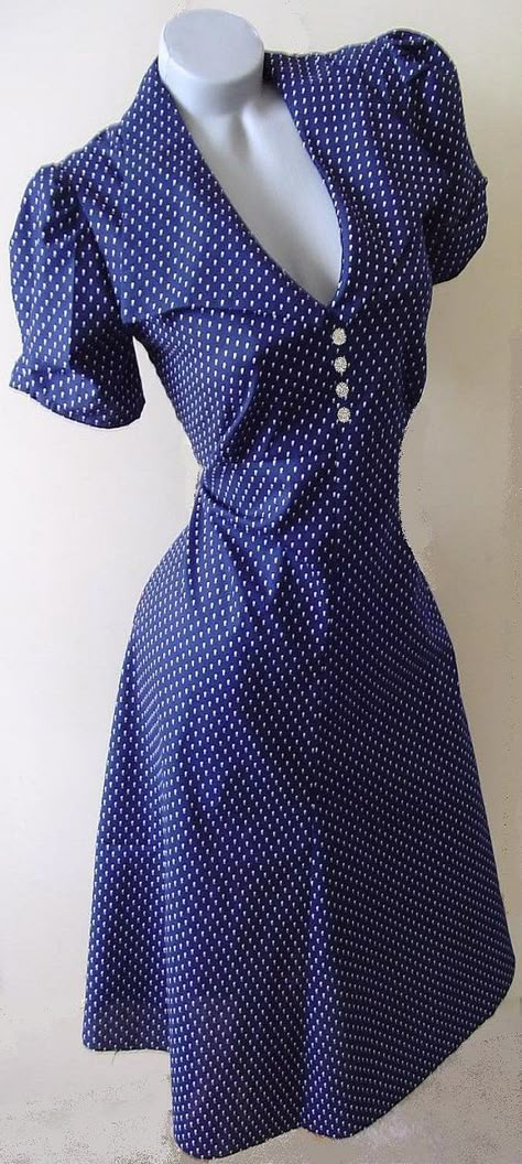 1940s style dress found on Etsy (MarionMayDesigns) 1940s Fashion Dresses, 1940's Fashion, 1940s Style, 40s Fashion, Retro Mode, 1940s Fashion, Moda Vintage, Mode Vintage, Mode Inspiration