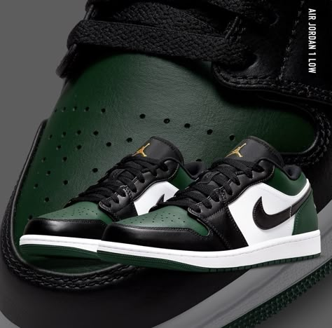 Jordan Verde, Air Jordan 1 Low Green, Nike Jordan 1 Low, Jordan 1 Low Green, Pretty Sneakers, Nike Jordan 1, Sneaker Nike, Perfect Sneakers, Shoes Heels Classy