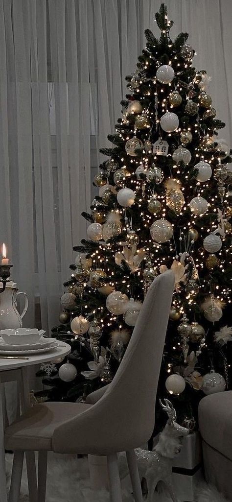 Male Christmas Tree Ideas, Astetic Christmas Tree, White Black And Gold Christmas Decor, Cozy Christmas Tree Decorations, Simply Christmas Tree Decor, Christmas Tree Ideas Simple Elegant, Christmas Tree Frosted, White And Gold Christmas Tree Ideas, Aesthetic Christmas Tree Ideas