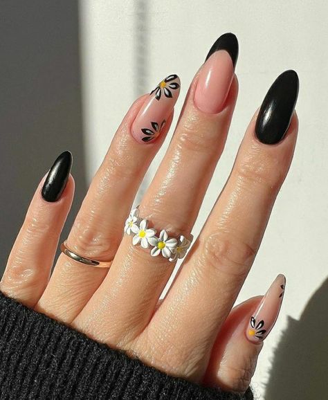 August Nails, French Tip Nail Designs, Floral Nail Designs, Flower Nail Designs, Floral Nail Art, Cute Summer Nails, Black Nail Designs, Spring Nail Art, New Year's Nails