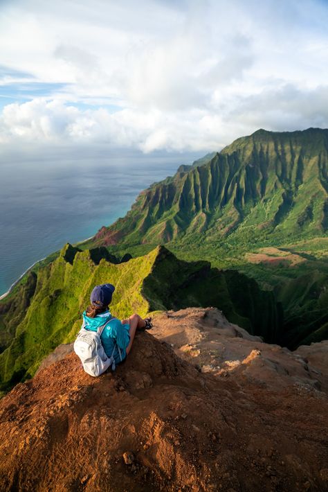 For so many reasons, Kauaʻi is my favorite island in Hawaiʻi. From the towering cliffs along the Nāpali Coast to the long, white, sandy beaches that wrap around the island, there’s truly so many things to do, trails to explore, and great food to eat, making Kauaʻi a paradise for any type of perso Friends Hiking Aesthetic, Hawaii Hiking Outfit, Hawaii Hiking, Hiking Outfit Ideas, Friends Hiking, Hiking Hacks, Hawaii Hikes, Kauai Travel, Napali Coast