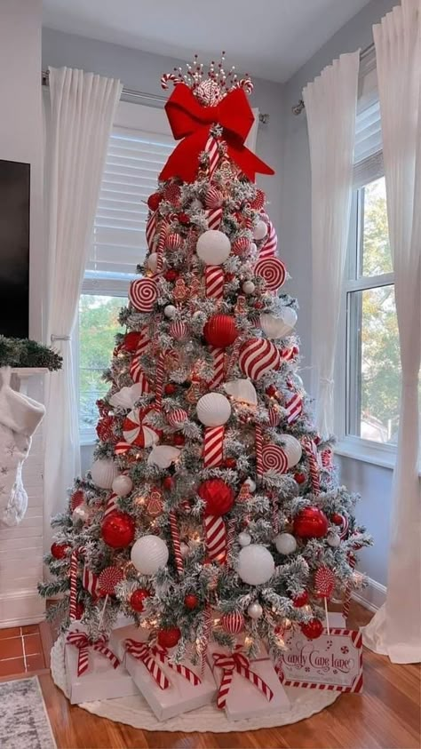 Santa Themed Christmas Tree Ideas, Red Gold Tree Christmas, Winter Wonderland Christmas Theme Decor, Christmas Theme Tree Ideas, Modern Christmas Tree Ideas 2024, Christmas Tree Decoration Ideas 2024, Red And White Christmas Tree Ideas Holiday Decorating, Tree Themes Christmas Ideas, Christmas Tree Inspiration Red