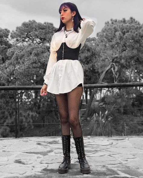 Strawberry🍓 on Instagram: “Yey or Nay?⛓ Vestido: @bellisiam.mx Uñas: @mambanegranails . . . Cinturilla: @ohhshit.tienda Medias: @atole_de_menta Botas:…” Corset Over Shirt Outfits, Corset Fashion Outfits, White Shirt Outfits, Become A Fashion Designer, Mommy Outfits, Corset Outfit, Aesthetic Grunge Outfit, Corset Fashion, Teenage Fashion Outfits