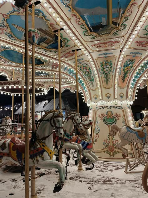 Carnival Horse Carousels, Carousel Horse Aesthetic, Carosel Horse Aesthetic, Carrusel Aesthetic, Creepy Carousel, Winter Carousel, Carousel Wallpaper, Carousel Painting, Carousel Aesthetic