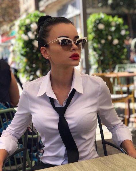 Suit With No Shirt Women, White Shirt And Tie Outfit Women, Woman Wearing Tie, Women Wearing Ties Work Outfits, Shirt And Tie Outfit Women, How To Style A Tie Women, Women Tie Outfit, Women In Ties Outfits, Women Wearing Ties Outfits