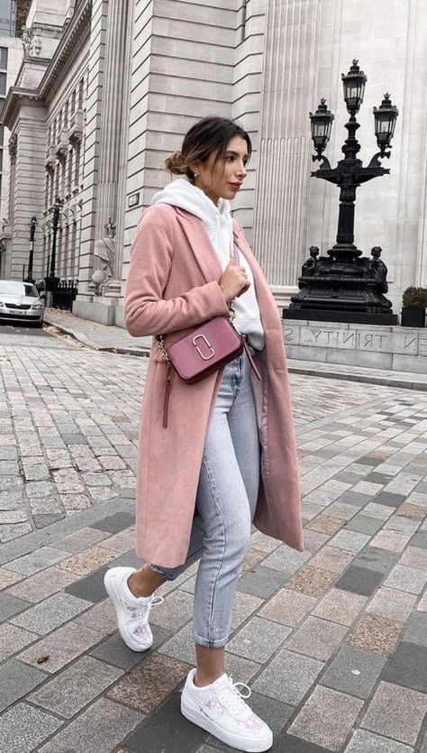 Winter Outfits Pink Coat, Airforce Outfit For Women, Pink Winter Coat Outfit, Winter European Fashion, Pink Coat Outfit Classy, European Autumn Outfits, Outfit Rosa Invierno, Pink Coat Street Style, Pink Coat Outfit Winter