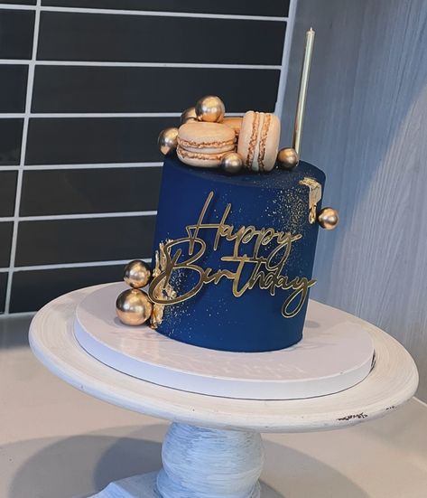 Mini cake for Him! Here’s a little inspiration for a masculine design, mini cakes are that perfect gift for any intimate celebration Cake drum • @cakebonofficial 8” Food gel • @chefmaster Smoother • @sweet_escape001 Everything else! • @heb . . . . . . . . . . #cakedecorating #cakedesign #cakes #cakesofinstagram #cakeart #cakedecorator #cakecakecake #cakestyle #cakelover #cakelove #baker #bakery #fondant #fondantcakes #fondantart #fondantdecoration #sanantonio #sanantoniocakes #sanant... Cake Designs For Men, Birthday Cake Ideas For Men, Cake Design For Men, Cake For Him, Cake Design Inspiration, Boss Birthday, Elegant Birthday Cakes, Birthday Cakes For Men, Creative Birthday Cakes