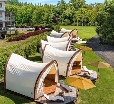 Luxury Camping Tents, Tents Camping Glamping, Rooftop Restaurant Design, Hostels Design, Resort Ideas, Urban Design Concept, Glamping Tent, Glamping Ideas, Glamping Resorts