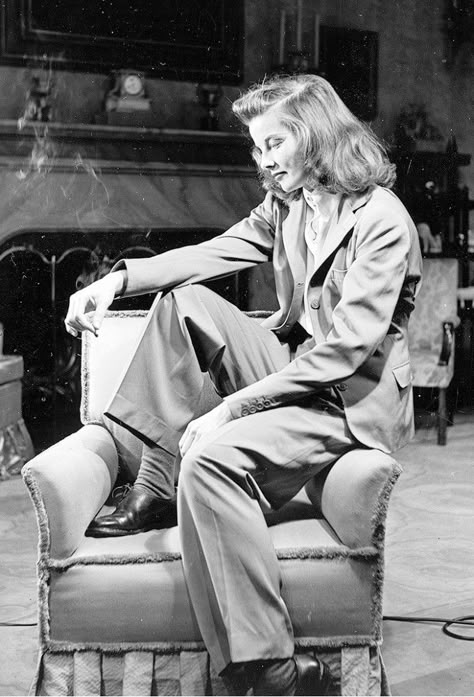 Katharine Hepburn wearing a pantsuit Kathryn Hepburn, Portraits Women, Klasik Hollywood, The Philadelphia Story, Patti Hansen, Katherine Hepburn, Bianca Jagger, Alfred Eisenstaedt, Hepburn Style