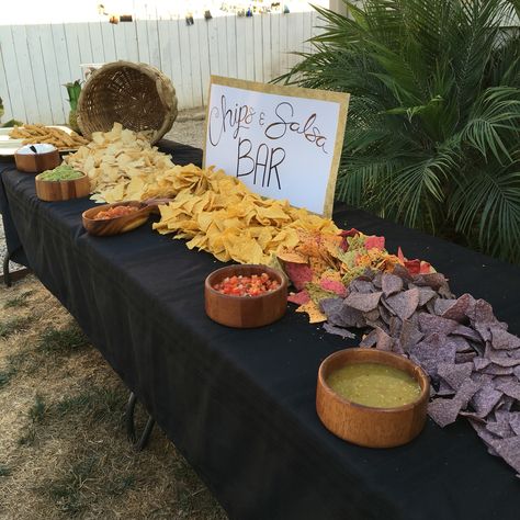 Chips and salsa bar Buffet Wedding Reception, Salsa Bar, Mexican Bridal Showers, Chips Salsa, Graduation Party Foods, Party Food Ideas, Reception Food, Boda Mexicana, Taco Bar