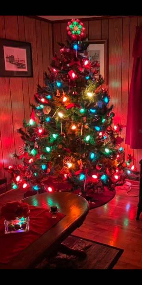 80s Christmas Decor, Christmas Tree With Colored Lights Ideas, 90s Christmas Tree Aesthetic, Christmas Tree With Multi Colored Lights, 80s Christmas Tree, 70s Christmas Decorations, 80s Christmas Decorations, Multi Colored Light Christmas Tree Ideas, 90s Christmas Tree