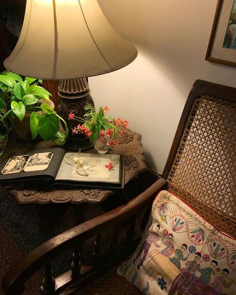 Adity Chakravarti on Instagram: “. This chair in the picture, called 'araam chair' in our house, was my father-in-law, Rajani Ranjan's favourite chair. It is of shisham and…” Desi Home Aesthetic, Desi Furniture, Old Homes Interior, Desi House, Indian Room, Indian Home Interior, House Essentials, Cosy Room, Indian Homes