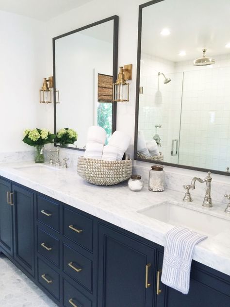 Modern navy and marble bathroom decor: http://www.stylemepretty.com/living/2017/04/03/tour-a-modern-coastal-home-in-california/ Photography: Jeanne Stewart - http://www.jeannestewartphoto.com/ Makeover Kamar Mandi, Navy Blue Bathrooms, Modern Coastal Home, Bad Inspiration, Vanity Design, Blue Cabinets, Boys Bathroom, Bathroom Trends, Marble Bathroom