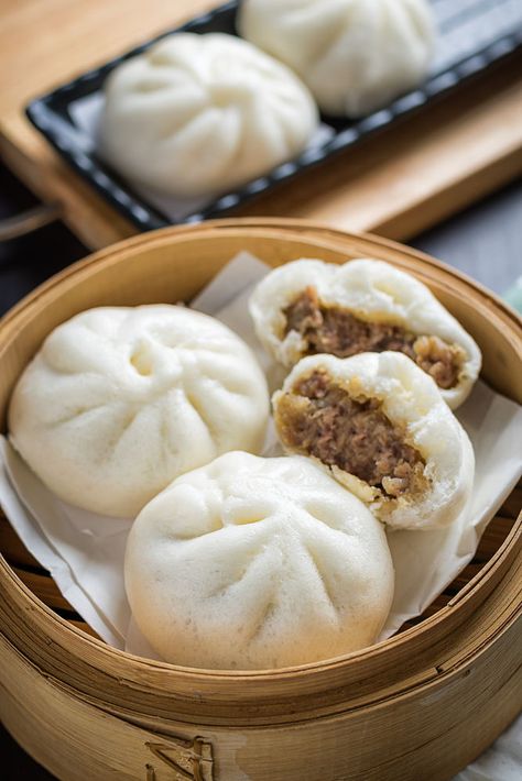 Check out these best baozi and Chinese buns recipes from around the web. Chicken baozi, pork baozi, gluten-free baozi, and more! Baozi Recipe, Steam Buns Recipe, Braised Chicken Breast, Chinese Street Food, Bao Buns, Recipe Gluten Free, Braised Chicken, Bun Recipe, Dim Sum