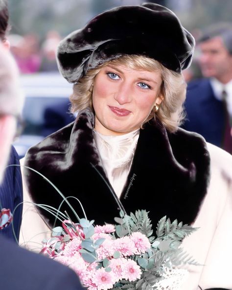 𝒟𝒾𝒶𝓃𝒶• • Sweet ➳ July 18, 1986: Princess Diana (1961 - 1997) attending the London Festival Ballet’s gala performance of ‘Onegin’ at the… | Instagram Princess Diana Hair, Princess Diana Fashion, Princess Diana Family, Princess Diana Photos, The British Royal Family, Princess Diana Pictures, Princes Diana, Romantic Photos Couples, Diana Fashion