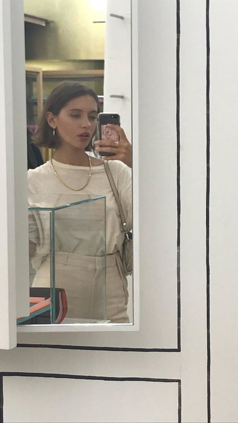 Iris Law🍋 Estilo Madison Beer, Iris Law, Cream Pants, Pants White, Just Girl Things, Casual Street Style, White Tee, Daily Fashion, Trend Setter