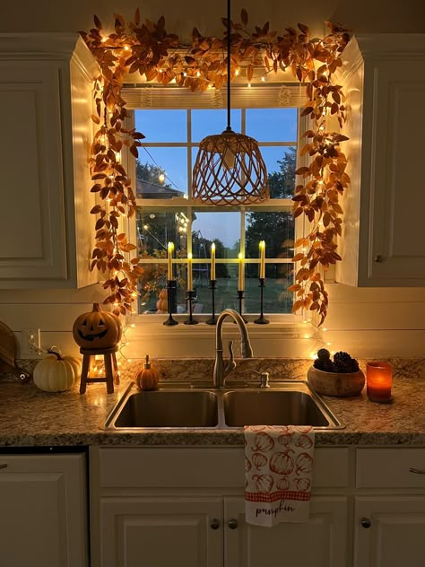 Fall Apartment Decor, Halloween Kitchen Decor, Halloween Decor Diy, Fall Room Decor, Diy Halloween Decor, Cozy Fall Decor, Fall Decor Inspiration, Halloween Kitchen, Fall Thanksgiving Decor