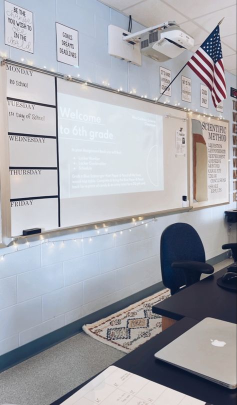 High School Front Office, Classroom Decor High School Aesthetic, Highschool Teacher Aesthetic, School Hallway Ideas, Classroom Design Ideas High School, Highschool Class Decor, High School Classroom Organization, Highschool Classroom Decor, High School Classroom Setup