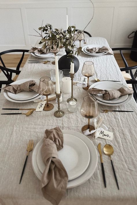 A Neutral Holiday Tablescape | Ashley Robertson | The Teacher Diva: a Dallas Fashion Blog featuring Beauty & Lifestyle | holiday hosting, seasonal entertaining, holiday entertaining, chic holiday decor, chic tablescape, hosting tips, dining room, table setting Table Setting Everyday, Dining Table Setting Ideas, Minimal Table Setting, Chic Tablescape, Dinner Table Set Up, Dining Room Table Settings, Table Settings Everyday, Dinner Party Table Settings, Modern Table Setting