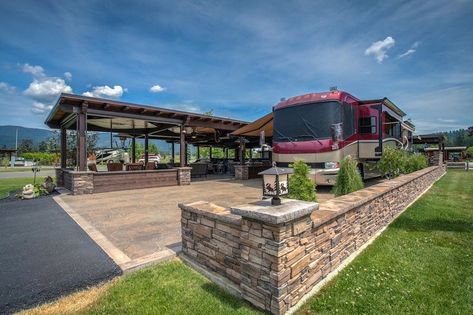 Home Rv Parking Pad Ideas, Rv Enclosures, Porch For Camper, Campsite Decor, Luxury Rv Resorts, Luxury Rv Living, Rv Lots, Resort Ideas, Rv Resorts