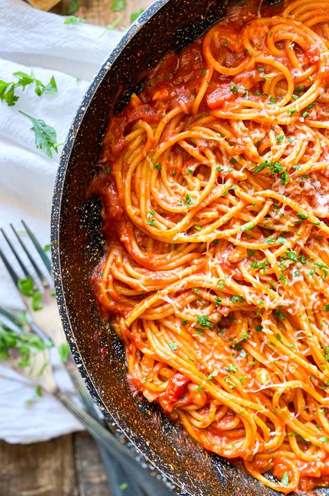 One-Pan Spaghetti with a Smoky Tomato Sauce | Easy & Delicious Recipe – Spain on a Fork Pan Spaghetti Recipes, Spaghetti And Tomato Sauce, Spain On A Fork Recipes, Spaghetti Tomato Sauce Recipes, Spagetti Recipe Easy, Tinned Tomato Recipes, Spanish Spaghetti Recipes, Veg Spaghetti Recipes, Spaghetti Recipes No Meat