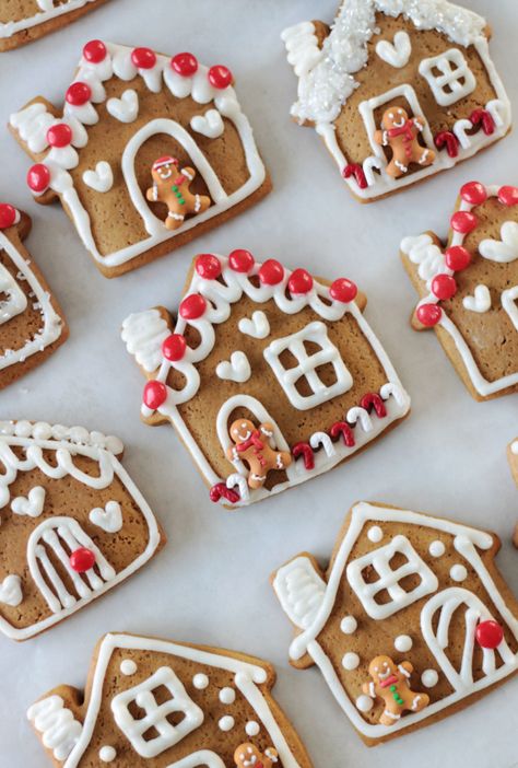 Want to make an adorable gingerbread house without all the work? Make gingerbread house cookies! Yummy & easy to decorate for the family! Gingerbread Cookies House, Easy Gingerbread House Decorating Ideas, Ginger Bread House Cookies, Mini Gingerbread House Ideas, Easy Gingerbread House Designs, Flat Gingerbread House, Easy Gingerbread House Ideas, Pop Tart Gingerbread House, Gingerbread House Easy