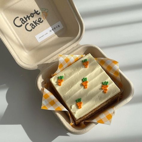 Postres Aesthetic Korean, Pastelitos Aesthetic, Cake Aesthetic Korean, Postres Aesthetic, Bento Box Cake, Minimalistic Cakes, Carrot Cake Dessert, Lunch Box Cake, Minimalist Cakes