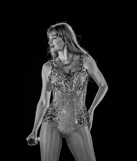 Taylor Swift Black And White, Taylor Swift Black, Harry Taylor, Engelbert Strauss, Poster Black And White, Estilo Taylor Swift, Taylor Swift Posters, Taylor Swift Concert, Taylor Swift Wallpaper