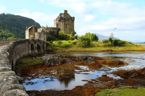 Eileen Donan Castle, Stages Of Decay, Scotland Honeymoon, Highlands Castle, Day Trips From Edinburgh, Dinosaur Hunter, Best Yoga Retreats, Castles To Visit, Eilean Donan Castle