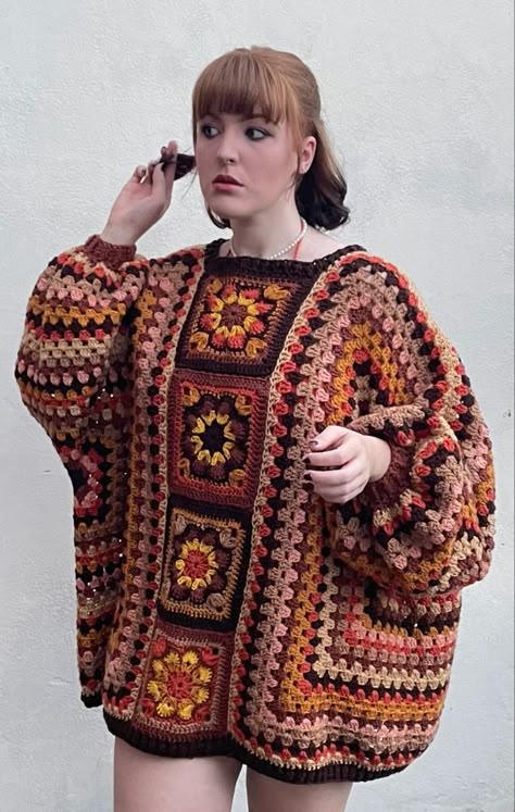 Create your own stylish autumn vibes with this oversized crochet jumper pattern featuring beautiful African flowers! This 70s inspired sweater pattern will have you looking your best this season. It's a great stash buster project and is a perfect project for any level of crocheter. Wear it while camping, at a summer evening BBQ, or for a cosy cover up when the temperature drops. This jumper is sure to become your go-to for a unique and eye-catching sweater. Crochet Sweater 70s, Crochet 70s Pattern, Autumn Crochet Jumper, African Crochet Patterns, Crochet Hippie Sweater, 70s Crochet Sweater, Crochet Autumn Clothes, Winter Crochet Sweater, Crochet Flower Jumper