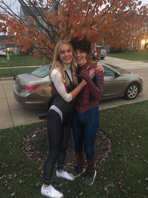 Spiderman Couple Costume Aesthetic, Gwen And Miles Halloween Costume, Halloween Aesthetic Costume Couple, Spider Man And Gwen Couple Costume, Spiderman And Spiderwoman Costume, Couple Ideas Costumes, Spiderman And Spider Gwen Halloween Costume, Spiderman Gwen Stacy Costume, Peter And Gwen Costume