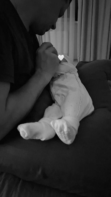 Dad And Newborn Daughter, Cool Dad Aesthetic, Newborn Baby Aesthetic, Newborn With Dad, Dad And Baby Girl, Dad With Newborn, Newborn Aesthetic, Dad And Newborn, Parents Aesthetic