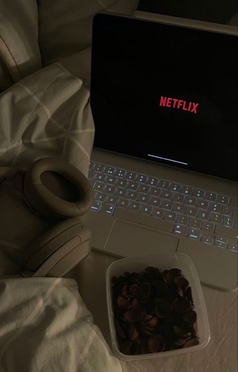 Netflix On Computer Aesthetic, Movies On Laptop Aesthetic, Laptop Netflix Aesthetic, Movie Laptop Aesthetic, Movie On Laptop Aesthetic, Netflix Aesthetic Laptop Night, Netflix On Laptop, Watching Netflix Aesthetic, Film Night Aesthetic