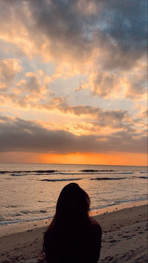 Heyy I love it Watching The Sunset, Sky Aesthetic, The Sunset, Beach Pictures, The Ocean, Photography Poses, Photo Ideas, A Woman, The Beach