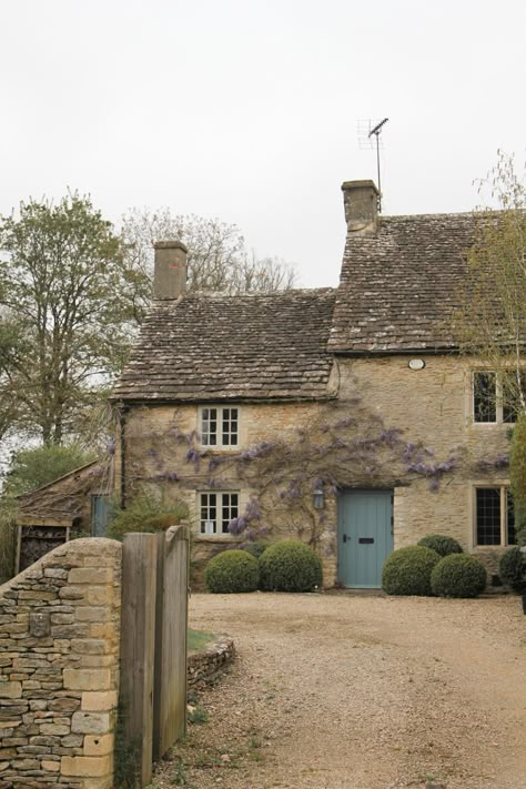 Country House Uk English Countryside, Countryside Modern Interior, English Countryside Cottage Interior, Small House Uk, English Farmhouse Interiors, Cotswold Farmhouse, English Country Home Exterior, French Countryside House, Stone Cottage Exterior