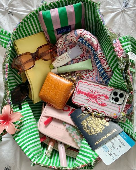 summer packing 🌺🐚🦞🫧 Summer Vacation Packing, Digital Content Creator, Summer Packing, Handbag Essentials, Bag Flower, What In My Bag, Vacation Packing, Flower Hair Clip, Mini Pouches