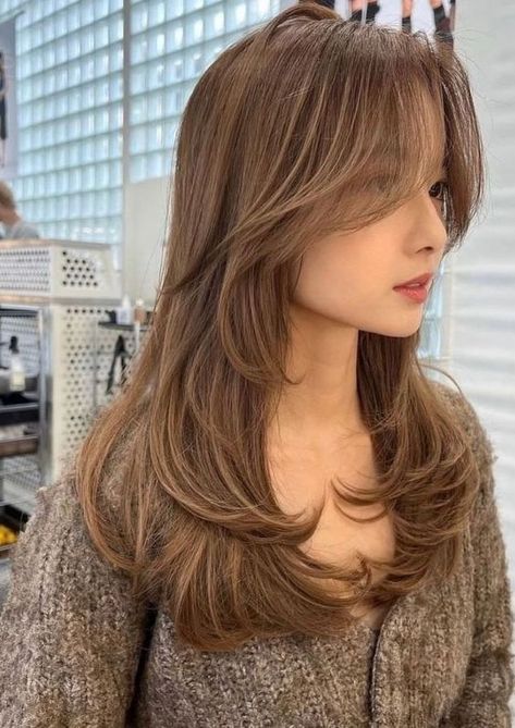 Hairstyle Butterfly Haircut Front And Back, Butterfly Haircut From The Back, Korean Butterfly Haircut, Airy Haircut, Long Haircut Ideas Straight, Korean Layered Haircut, Butterfly Haircut With Curtain Bangs, Korean Haircut Long, Airy Bangs