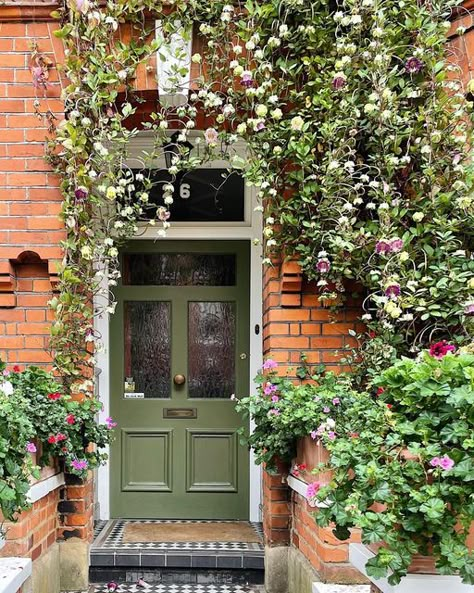 Victorian Home Front Door, Front Door Tiles Entrance, Green Front Door Ideas, Front Door Ideas Cottage, English Front Door, Green House Door, Cottage Doors Front Entrance, Front Door Aesthetic, Front Door Cottage