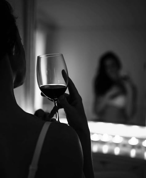 Wine Photography, Woman Wine, Wine Time, Foto Poses, A Glass Of Wine, Black White Photos, Glass Of Wine, Wine Lover, Wine Drinks