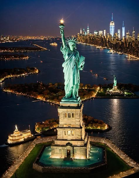 Statue Of Freedom, Statue Of Liberty At Night, Statue Of Liberty Aesthetic, Photo New York, Symbol Of Freedom, Liberty Island, Border Ideas, Symbols Of Freedom, Dream Concert