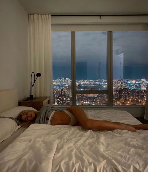 Appartement New York, City View Apartment, Apartment View, New York Life, Nyc Life, Apartment Aesthetic, Foto Poses, New York Apartment, City Apartment