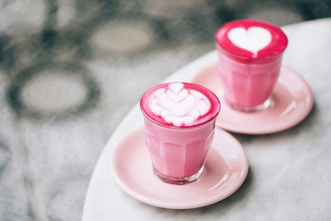 3 Amazingly Healthy Superfood Latte Recipes Coffee Christmas Gifts, Beetroot Latte, Cappuccino Recipe, Beetroot Benefits, Latte Aesthetic, Pink Latte, Pink Snacks, Italy Coffee, Healthy Superfoods